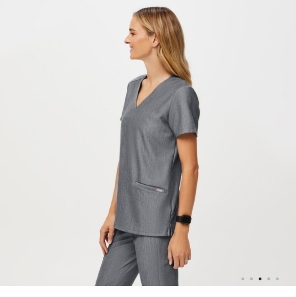 FIGS Casma Three-Pocket Scrub Top in Graphite, sz Small - Picture 10 of 12